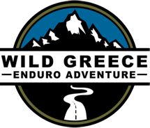 Logo mit zu Bergen führender Straße und dem Schriftzug: Wild Greece - Enduro Adventure