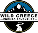 Logo mit zu Bergen führender Straße und dem Schriftzug: Wild Greece - Enduro Adventure